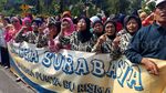 Warga Surabaya Aksi Sayang Bu Risma