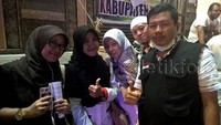 Jemaah berfoto bersama petugas haji Indonesia.