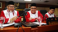 Ketua MKD Surahman Hidayat (kiri) memimpin sidang pembacaan putusan perkara kode etik di kasus kisruh rumah tangga anggota F-PKB Krisna Mukti. Pool/Lamhot Aritonang/detikFoto.
