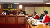 Para pimpinan dan anggota MKD memakai toga bagaikan seorang hakim. Pool/Lamhot Aritonang/detikFoto.