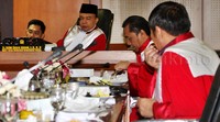 Toga yang mereka pakai berwarna merah dengan kerah putih. Pool/Lamhot Aritonang/detikFoto.