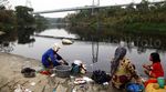 Kekeringan, Warga Terpaksa Mencuci di Sungai Keruh
