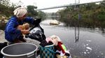 Kekeringan, Warga Terpaksa Mencuci di Sungai Keruh