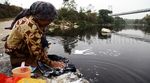 Kekeringan, Warga Terpaksa Mencuci di Sungai Keruh