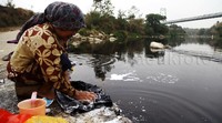 Warga terpaksa memanfaatkan air keruh untuk mencuci pakaian.