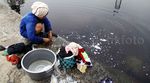 Kekeringan, Warga Terpaksa Mencuci di Sungai Keruh