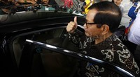 Pramono mengacungkan jempol sebelum memasuki mobilnya yang menunggu di depan gedung KPK.