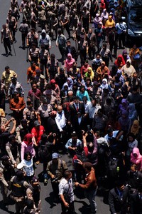 Risma dan Whisnu berjalan menuju Balai Pemuda yang berjarak sekitar 200 meter dari Grahadi.