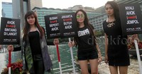 Yang menarik adalah adanya dua model yang membawa empat poster bertuliskan, 'Jakarta (masih) Butuh Ahok', 'Nyali Ahok Jempol', 'Susah (nyari) Seperti Ahok'.