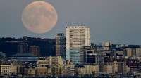 Fenomena langka yaitu gerhana bulan yang terjadi bersamaan dengan bulan purnama 'supermoon' terlihat di Brighton, Inggris. Toby Melville/Reuters/detikFoto.