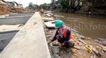 Dinding Turap Kali Ciliwung di Kampung Pulo Mulai Dibangun