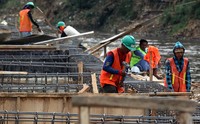 Sejumlah pekerja tengah menyelesaikan pengerjaan dinding turap, di sepanjang bantaran Kali Ciliwung, Kampung Pulo, Jatinegara, Jakarta Timur, Senin (28/09/2015).