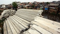 Di pinggiran Ciliwung sejumlah tiang pancang sudah mulai ditanam.