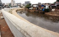 Sheet pile akan menyambung dari turap yang sudah rampung sebelumnya.