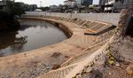 Dinding Turap Kali Ciliwung di Kampung Pulo Mulai Dibangun