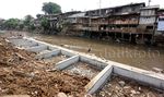 Dinding Turap Kali Ciliwung di Kampung Pulo Mulai Dibangun
