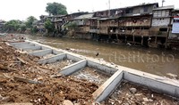Di sisi lain sungai masih dipenuhi bangunan liar.