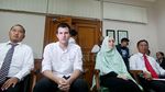 Risty Tagor dan Stuart Collin Tersenyum di Sidang Cerai Perdana