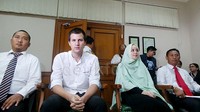 Mereka hadir didampingi kuasa hukum masing-masing.