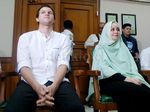 Risty Tagor dan Stuart Collin Tersenyum di Sidang Cerai Perdana