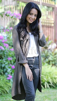 Meski bergaya kasual dengan kaus putih, jeans dan outerwear coklat, dara kelahiran 14 September 1995 itu tetap cantik.