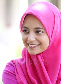 Cantiknya Elyzia tersenyum.