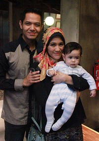 Meski sibuk, Alyssa selalu membawa Rendra bersamanya. Pool/Gus Mun/detikFoto.