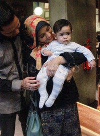 Sebisa mungkin Dude dan Alyssa membawa buah hatinya jika ada kegiatan yang tak terlalu lama. Pool/Gus Mun/detikFoto.