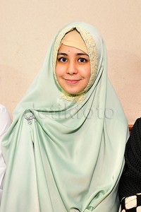     Risty yang kenakan busana hijau pastel tetap tersenyum saat fotografer mengabadikan gambarnya sebelum persidangan, Senin (28/9/2015). Pool/Noel/detikFoto.