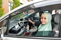 Saat akan meninggalkan lokasi pun Risty tetap menebar senyuman. Pool/Noel/detikFoto.