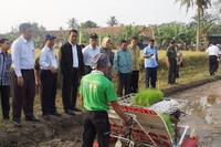     Menteri Pertanian Amran Sulaiman bersama Rektor IPB Hery Suhardiyato mengecek alat tanam (tranplanter) sesaat sebelum Presiden RI Joko Widodo tiba di lokasi panen raya di Desa Cikarang, Kecamatan Cilamaya Wetan, Kabupaten Karawang, Minggu (27/9)