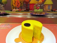 Cake berwarna kuning ini berbentuk karakter Pixel dalam games Pac Man. Warna kuningnya dihasilkan dari adonan gula dengan isian lapisan banana cake yang tipis dan olesan nutella enak. Cakenya didominasi oleh cream yang lembut. Nyam nyam!