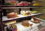 Menikmati Cake Berbentuk Unik di Kafe a la Negeri Dongeng
