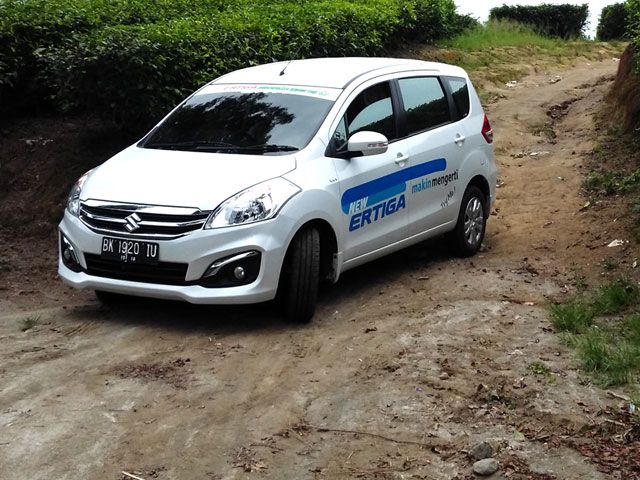 Komunitas Ertiga Jajal Lintasan Kebun Teh Bah Butong
