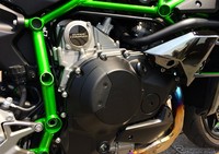 Kawasaki Ninja H2 ini memiliki mesin supercharged 988 cc DOHC 16 katup. Mesin itu mampu meraih tenaga maksimum hingga 200 PS. Ist/Response.