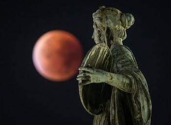     Pemandangan bulan merah di kota Frankfurt, Jerman.(istimewa/detikcom/gettyimages)