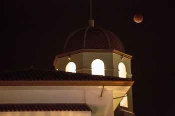 Salah satu gedung di San Diego dengan latar belakang penampakan bulan merah. (istimewa/detikcom/gettyimages)