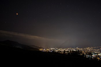 Pemandangan malam dengan bulan merah di Austria. (istimewa/detikcom/gettyimages)