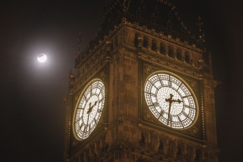 Bulan merah di balik jam raksasa di London. (istimewa/detikcom/gettyimages)