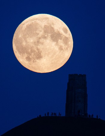     Bulan menjadi tampak lebih terang dan besar dari biasanya. Penampakan bulan merah di kota Glastonbury, Inggris. (istimewa/detikcom/gettyimages)