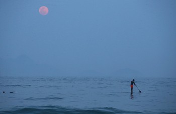 Fenomena bulan merah biasanya berlangsung selama sekitar satu jam. Terlihat cantik bulan merah di atas pantai Copacabana, Rio de Janeiro, Brasil. (istimewa/detikcom/gettyimages)