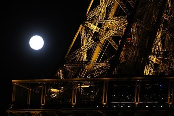 Bulan merah muncul di menara Eifell, Prancis. (istimewa/detikcom/gettyimages)