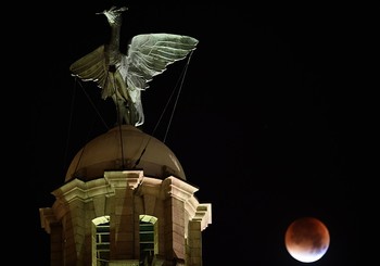 Bulan merah di atas salah satu gedung berlokasi di Inggris. (istimewa/detikcom/gettyimages)