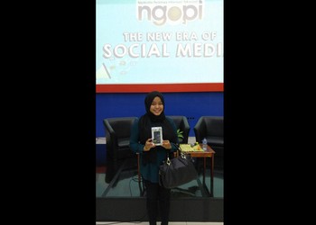 Di acara Ngopi pun peserta berkesempatan mendapatkan doorprize menarik, salah satunya wanita hijab cantik ini mendapatkan smartphone keren.