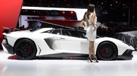 Beberapa orang model membuka selubung mobil Lamborghini Aventador terbaru di Frankfurt Motor Show. Ist/Newspress.