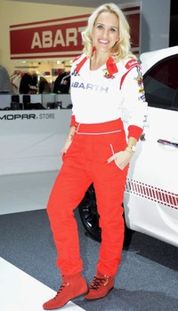 Produsen mobil Italia Abarth seperti biasa menampilkan model dengan pakaian ala pebalap. Ist/Newspress.