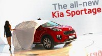 Dua orang model membuka selubung mobil KIA Sportage model terbaru. Ist/Newspress.