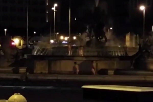 Berendam Sambil Bugil di Air Mancur Roma, 6 Turis Ditangkap Polisi