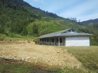 Rumah sakitnya hanya tinggal puing-puing saja. Tapi, masih ada sekolah yang terdapat tiga kelas. Namun, guru yang mengajar di sana hanya dibayar secara sukarela (Afif/detikTravel)