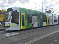 Trem adalah moda transportasi paling menyenangkan bagi Anda yang ingin santai keliling kota. Di Melbourne, biaya naik trem ke mana saja seharian hanya AUD 6 atau Rp 60 ribu saja (Angga/detikTravel)